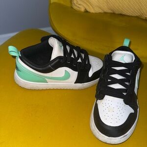 Nike Kids Black and White Sneakers with Mint Details